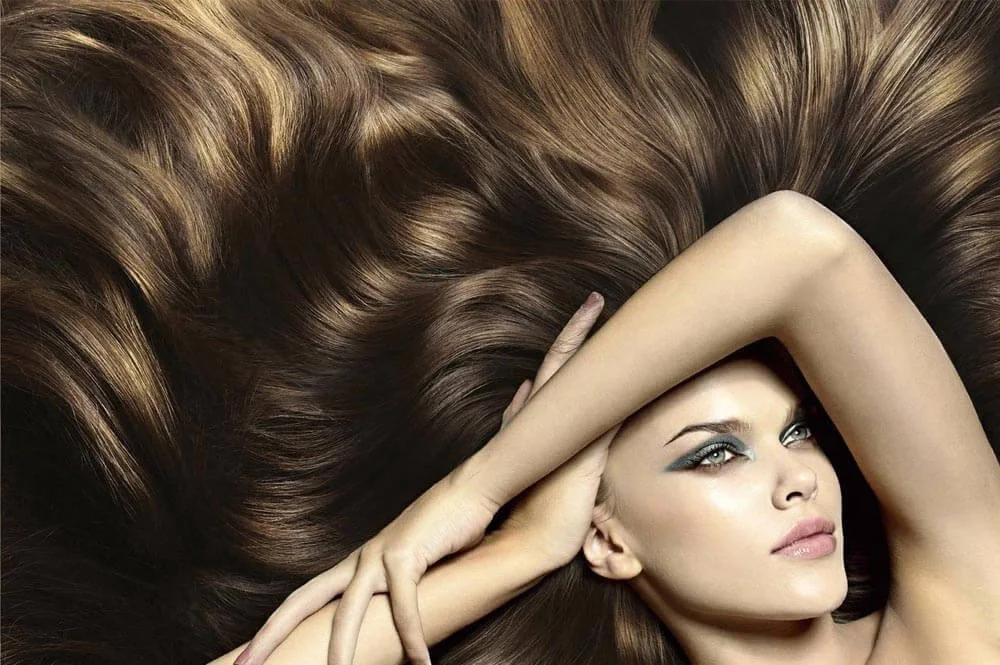 11 лучших осветляющих красок для волос в 2023 году