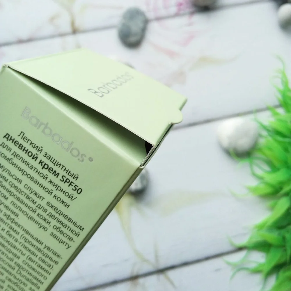 Легкий защитный дневной крем SPF 50 для деликатной жирной и комбинированной кожи