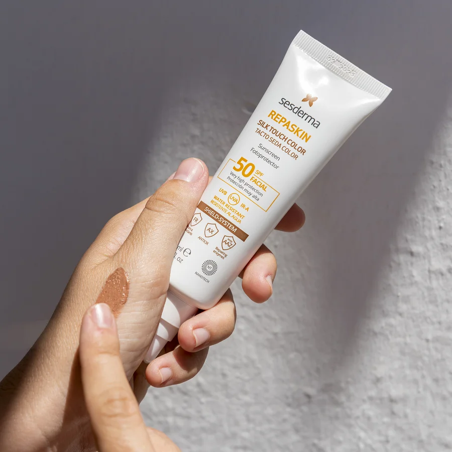Средство солнцезащитное тонирующее с нежностью шелка для лица Repaskin Silk SPF 50
